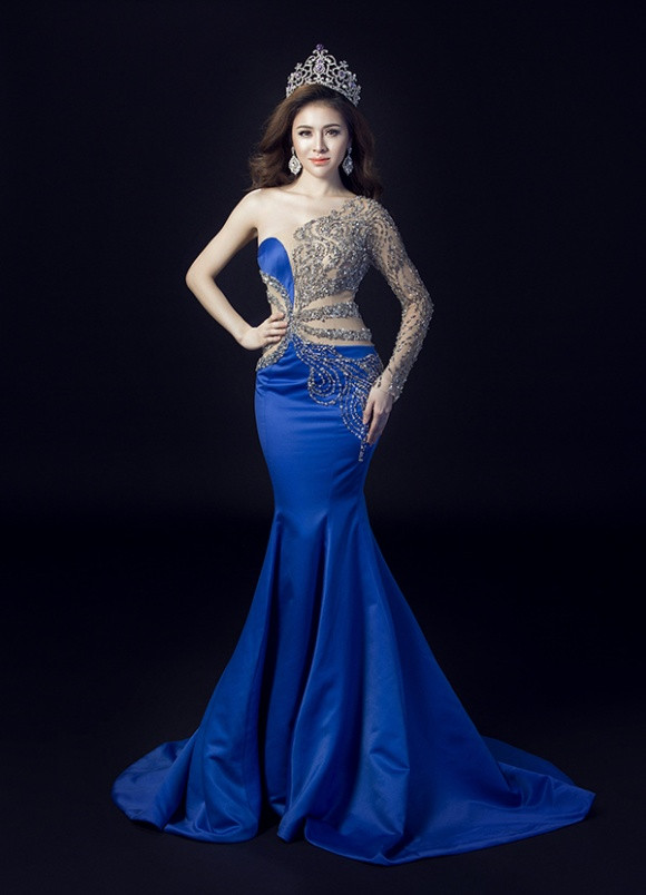 Trước đó trong bộ ảnh công bố trước thềm chung kết, Thư Dung vô cùng lộng lẫy trong trang phục của Đức Vincie. Đây là thiết kế được người đẹp đặt may riêng mà theo như nhà tạo mốt chia sẻ, anh phải tự bỏ tiền túi ra vì Thư Dung không đặt cọc trước.