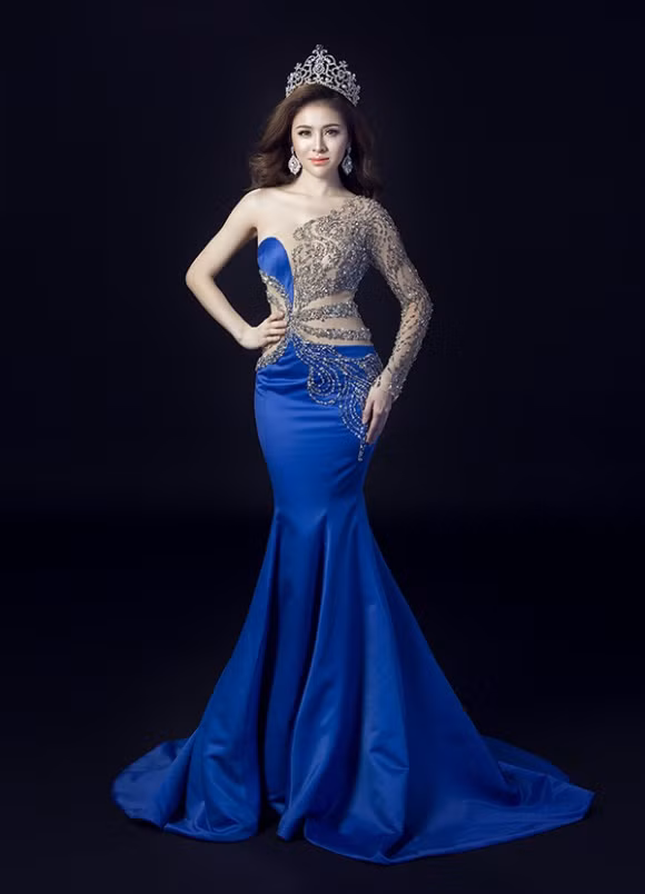 Trước đó trong bộ ảnh công bố trước thềm chung kết, Thư Dung vô cùng lộng lẫy trong trang phục của Đức Vincie. Đây là thiết kế được người đẹp đặt may riêng mà theo như nhà tạo mốt chia sẻ, anh phải tự bỏ tiền túi ra vì Thư Dung không đặt cọc trước.