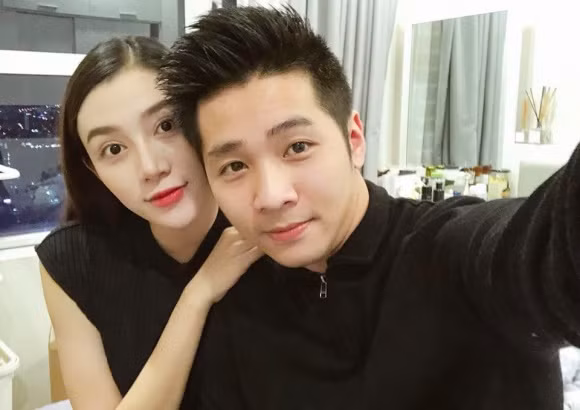 Thỉnh thoảng, Lê Hà đăng tải những bức ảnh tình cảm hay mặc đồ đôi cùng bạn trai.