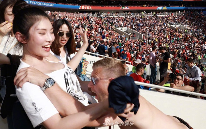 Hình ảnh hốt hoảng của Từ Đông Đông cùng bạn bè khi một người đàn ông ở trần lao đến vồ vập.