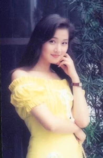 Chỉ riêng năm 1991, Vạn Ỷ Văn đã có 6 vai chính trong các bộ phim truyền hình. Vì làm việc quá sức, 2 lần cô bị phát bệnh gan phải nhập viện điều trị. Thời điểm đó, nhiều người đẹp xuất thân từ các cuộc thi Hoa hậu của ATV như: Diệp Ngọc Khanh, Ông Hồng… đã sớm bước sang con đường đóng phim nóng thì Vạn Ỷ Văn vẫn bền bỉ theo đuổi sự nghiệp diễn xuất chính đạo của mình.