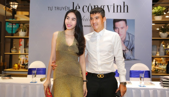 Thủy Tiên và Công Vinh trong ngày ra mắt tự truyện.