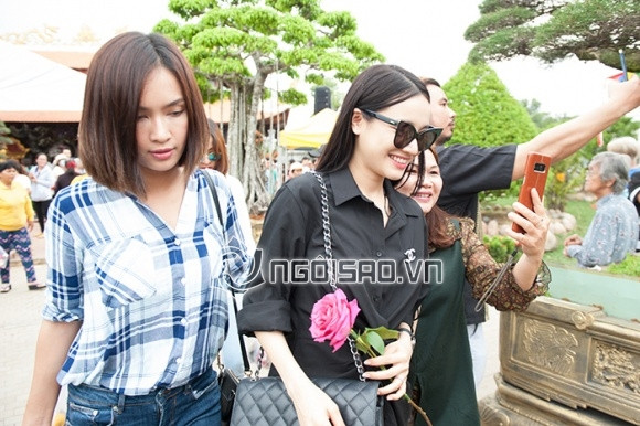 Cô bị khán giả vây quanh xin chụp ảnh cùng. (Ảnh: Toàn Minh Vũ) Xem video "Người dân tấp nập tới lễ nhà thờ tổ nghề của Hoài Linh". Nguồn Youtube/ VTC14: