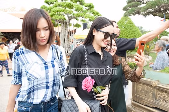 Cô bị khán giả vây quanh xin chụp ảnh cùng. (Ảnh: Toàn Minh Vũ) Xem video "Người dân tấp nập tới lễ nhà thờ tổ nghề của Hoài Linh". Nguồn Youtube/ VTC14: