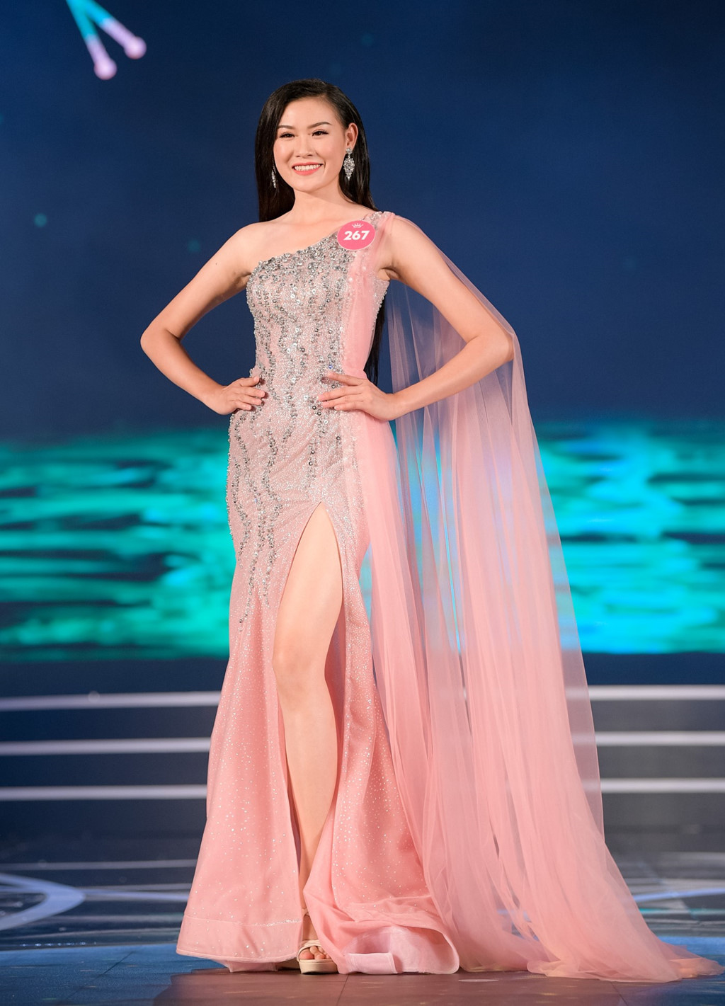 Dương Huyền Chân, SBD 267. Cô sinh năm 1999, cao 1,75 (là thí sinh cao nhất vòng chung khảo phía Nam) với các số đo 76-62-90. Cô là sinh viên Đại học Nam Cần Thơ. Ảnh: BTC.