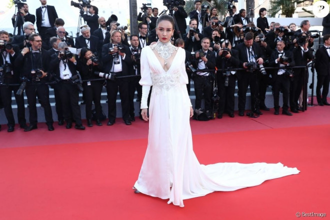 Người mẫu kiêm diễn viên Trung Quốc Miya Muqi gây ấn tượng không kém khi diện bộ đồ xẻ sâu khoe vòng một táo bạo.