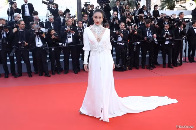 Người mẫu kiêm diễn viên Trung Quốc Miya Muqi gây ấn tượng không kém khi diện bộ đồ xẻ sâu khoe vòng một táo bạo.