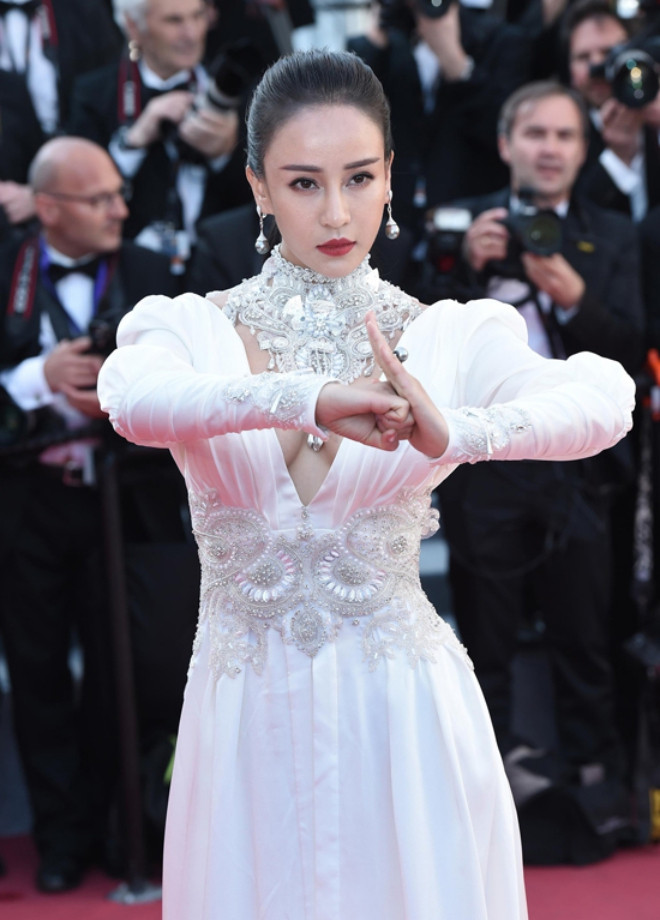 Ngoài phong cách đả nữ mạnh mẽ trên phim, Miya lại rất ưa chuộng những bộ cánh nóng bỏng khoe đường cong cơ thể. Sau khi tạo dấu ấn trong bộ phim "Kung Fu Yoga" hợp tác với Thành Long cô tiếp tục được chú ý với "Tôn Ngộ Không: Ba lần đánh Bạch Cốt Tinh".