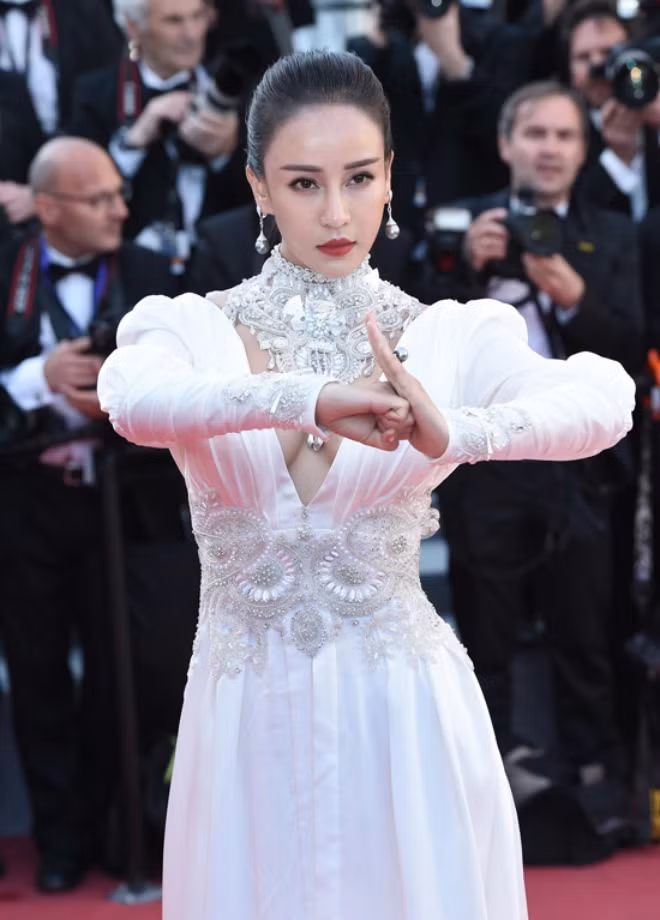 Ngoài phong cách đả nữ mạnh mẽ trên phim, Miya lại rất ưa chuộng những bộ cánh nóng bỏng khoe đường cong cơ thể. Sau khi tạo dấu ấn trong bộ phim "Kung Fu Yoga" hợp tác với Thành Long cô tiếp tục được chú ý với "Tôn Ngộ Không: Ba lần đánh Bạch Cốt Tinh".