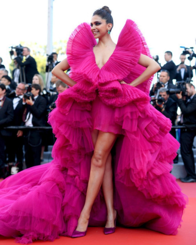 Minh tinh Ấn Độ Deepika Padukone với bộ đầm hồng cồng kềnh trên thảm đỏ.
