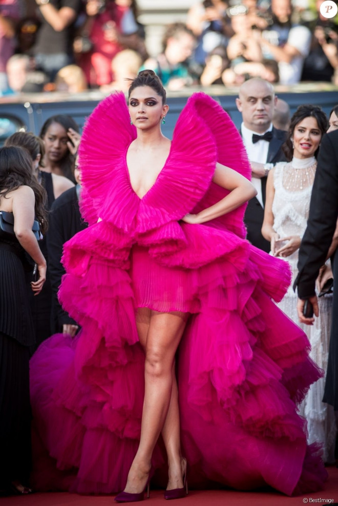 Dù khá tốn diện tích nhưng không thể phủ nhận đây là một trong những bộ trang phục ấn tượng nhất trên thảm đỏ ngày thứ 4 cuả Cannes 2018.