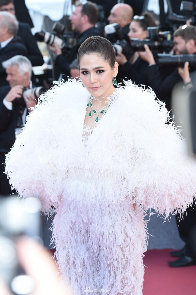 Trong khi đó người đồng hương của cô - Chompoo Araya lại không được đánh giá cao với thiết kế quá rườm rà gay nhức mắt người xem.