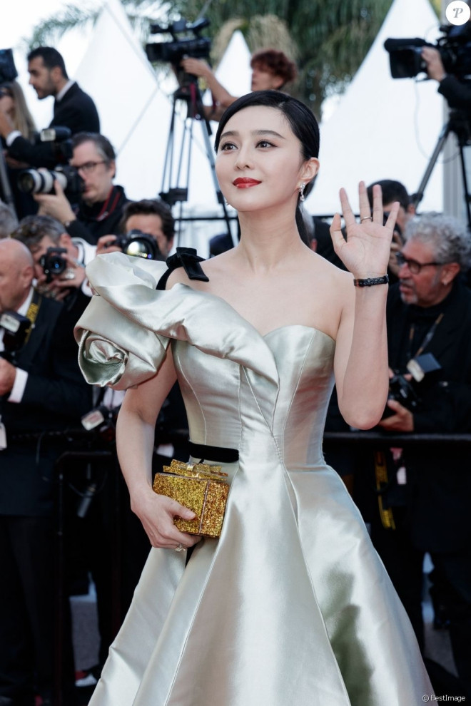 Là cái tên được chú ý tại nhiều liên hoan phim, Phạm Băng Băng chưa từng khiến người hâm mộ phải thất vọng mỗi khi xuất hiện trên thảm đỏ. Sau một ngày vắng bóng, cô trở lại đầy ấn tượng khi tham gia buổi chiếu phim "Giang hồ nhi nữ" của đạo diễn Giả Chương Kha. Đây là phim được lọt vào đề cử Cành Cọ Vàng ở Cannes 2018.