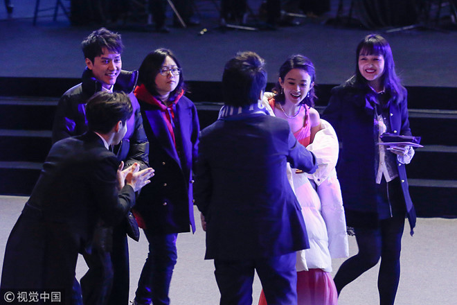 Lệ Dĩnh nán lại trò chuyện với nghệ sĩ Lang Lang.