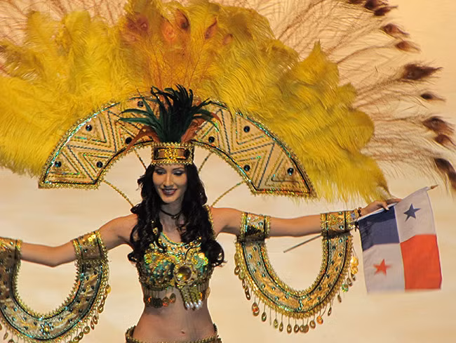 Panama City, Panama: Phiên bản Carnival của Thành phố Panama rất tưng bừng với các cuộc diễu hành đường phố bao gồm nhảy múa, uống rượu và trên chiếc xe tải 18 bánh chứa các thùng nước phun xuống đám đông. Carnaval cũng là thời điểm để phụ nữ mặc bộ trang phục truyền thống - đó là thổ dân Panama - cùng với đồ trang sức của gia đình.