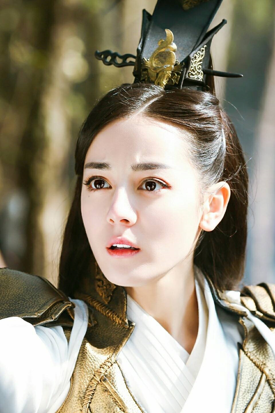 Nữ diễn viên người Tân Cương giữ vững phong cách kín đáo, ngọt ngào, nữ tính trên màn ảnh lẫn sự kiện và trong đời thường. Dù là phim cổ trang…