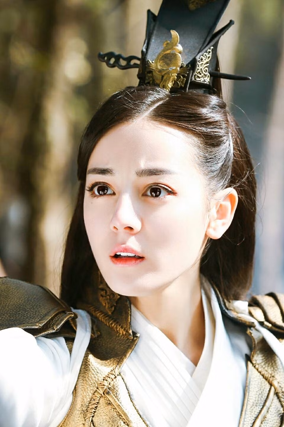 Nữ diễn viên người Tân Cương giữ vững phong cách kín đáo, ngọt ngào, nữ tính trên màn ảnh lẫn sự kiện và trong đời thường. Dù là phim cổ trang…