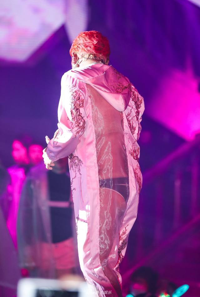 Từ hình ảnh một chàng diễn viên thư sinh, Trần Chí Bằng dần thay đổi theo phong cách thời trang nữ tính quá lố.