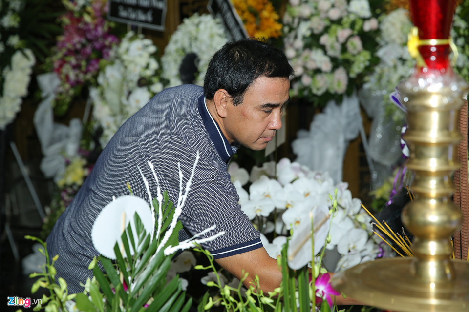 Quyền Linh cũng đến viếng đàn anh khi công việc kết thúc. MC bày tỏ niềm tiếc thương vô hạn với sự ra đi của Thanh Hoàng - tài năng nghệ thuật độc đáo của sân khấu miền Nam.