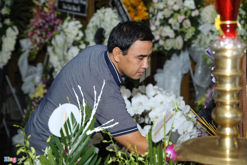 Quyền Linh cũng đến viếng đàn anh khi công việc kết thúc. MC bày tỏ niềm tiếc thương vô hạn với sự ra đi của Thanh Hoàng - tài năng nghệ thuật độc đáo của sân khấu miền Nam.