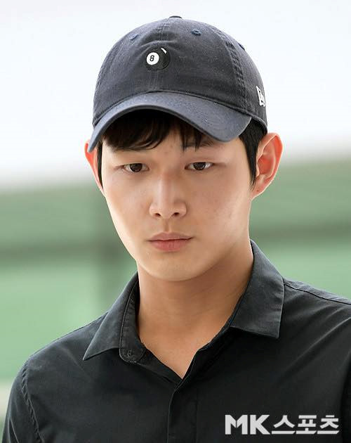 Ngôi sao nữ bị Lee quấy rối xin được giấu tên để đảm bảo sự riêng tư, tuy nhiên dư luận Hàn Quốc vẫn tò mò và đưa ra một vài dự đoán cụ thể. Nhiều ý kiến bày tỏ sự lo lắng dành cho bạn dẫn Solbin khi phải gặp gỡ và làm việc cùng anh ta mỗi tuần.