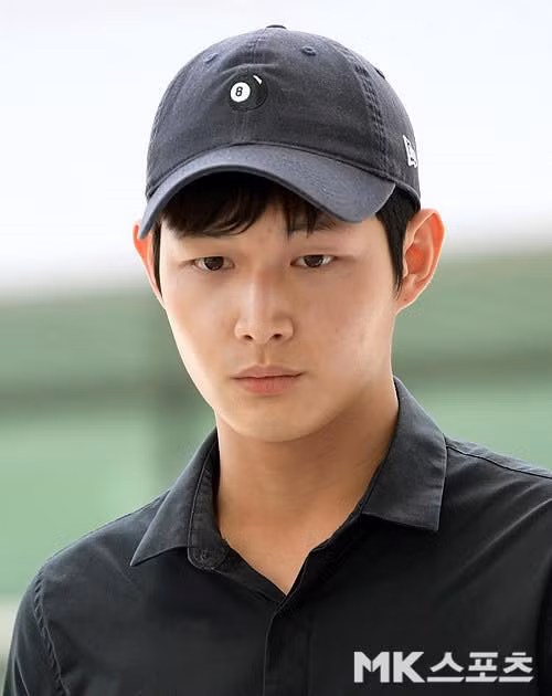 Ngôi sao nữ bị Lee quấy rối xin được giấu tên để đảm bảo sự riêng tư, tuy nhiên dư luận Hàn Quốc vẫn tò mò và đưa ra một vài dự đoán cụ thể. Nhiều ý kiến bày tỏ sự lo lắng dành cho bạn dẫn Solbin khi phải gặp gỡ và làm việc cùng anh ta mỗi tuần.