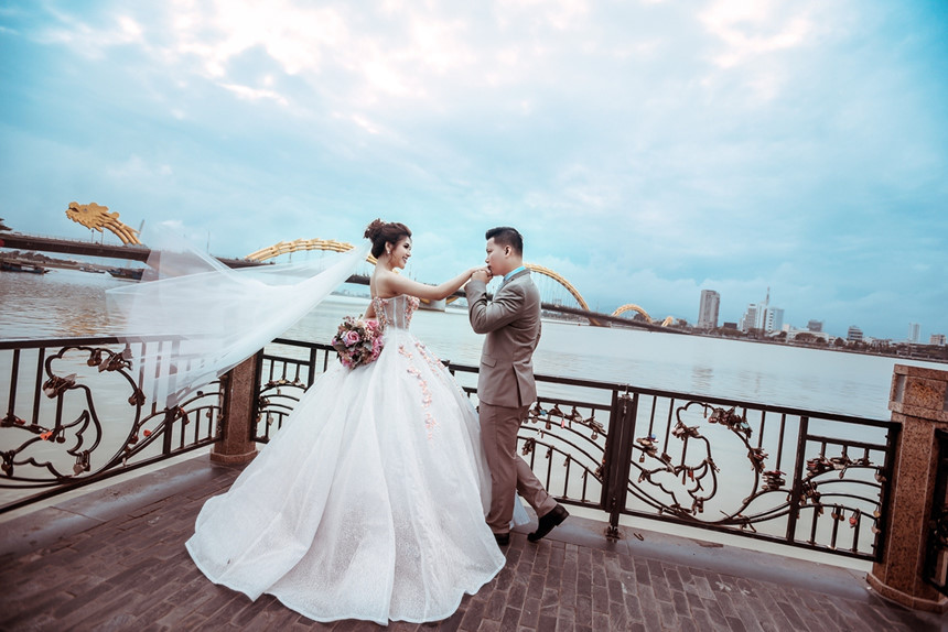 Tố Ny cho biết ông xã là cơ phó của hãng hàng không Việt Nam, hơn cô 7 tuổi. Cả hai quen nhau trong một sự kiện và nhanh chóng trúng tiếng sét ái tình.