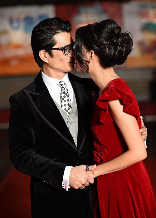 Cặp vợ chồng nổi tiếng không ngại dành cho nhau những hành động tình tứ trước đám đông.