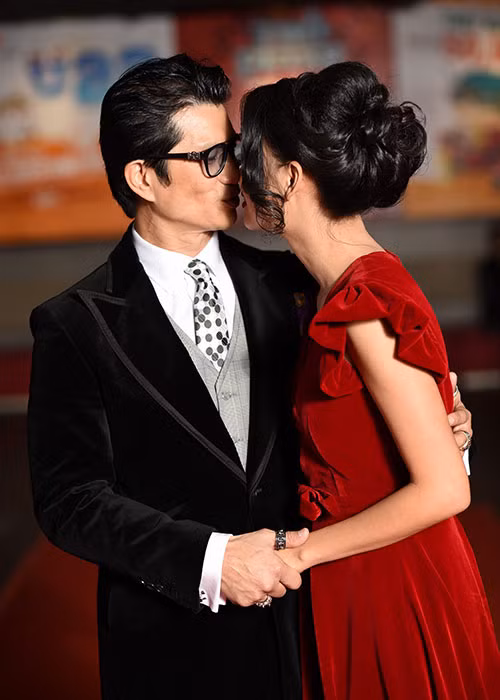 Cặp vợ chồng nổi tiếng không ngại dành cho nhau những hành động tình tứ trước đám đông.