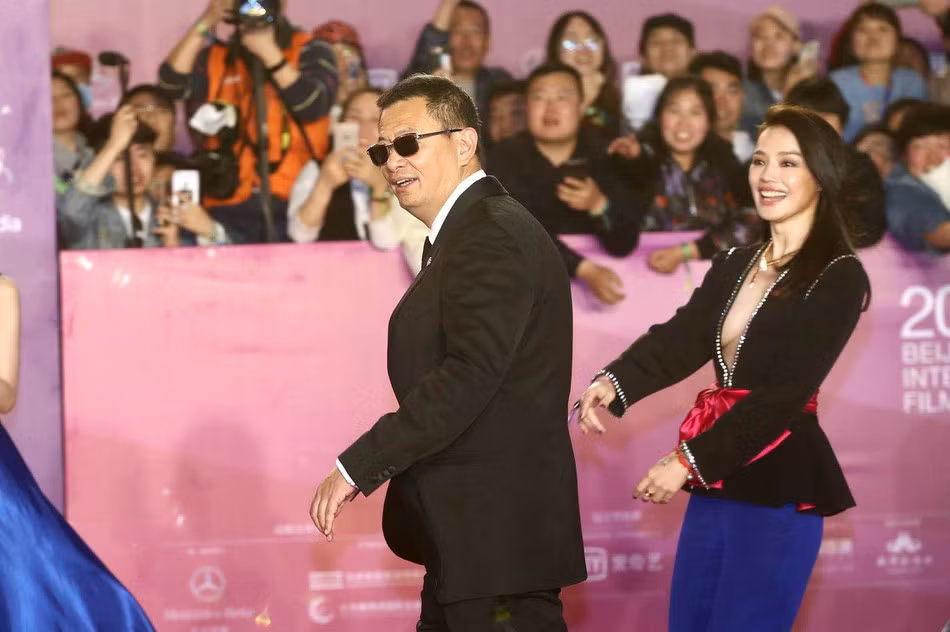 Thư Kỳ hút ống kính dù cô xuất hiện trên thảm đỏ với phong cách "lạc điệu". Nữ diễn viên Đài Loan được xem là biểu tượng điện ảnh Hoa ngữ khi hội tụ các yếu tố: đẹp gợi cảm, diễn xuất có hồn và không vướng thị phi. Sina, QQ hay Ifeng đều đánh giá Thư Kỳ là điểm sáng của LHP.