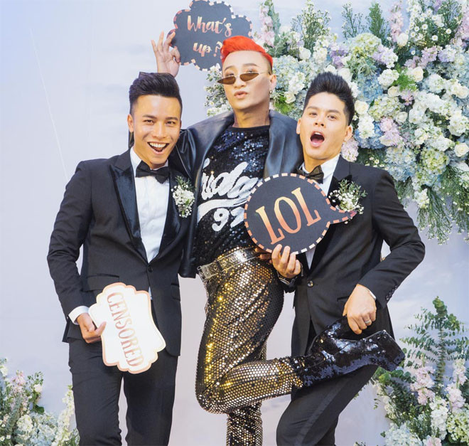 Trước khi tiến tới hôn nhân, John Huy Trần và bạn trai đồng giới đã có 9 năm bên nhau. Trong suốt thời gian này, cả hai cũng từng nhiều lần chia tay sau những cãi vã, nhưng cuối cùng họ vẫn tái hợp.