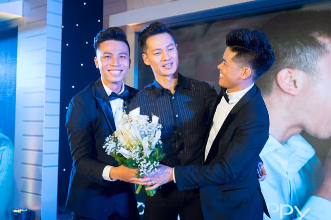Đức Tuấn cũng là một trong những nghệ sĩ có mối quan hệ thân thiết với John Huy Trần.