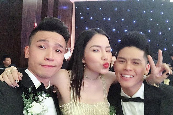 Trong những lần chia sẻ trước đây, John Huy Trần cho biết bạn trai anh là người đàn ông cuối cùng trên thế giới này có thể chấp nhận mọi điều tốt, xấu về anh, và khiến nam vũ công cảm thấy tin tưởng tuyệt đối khi ở bên bạn trai. Cặp đôi đã mua một căn hộ tại Sài Gòn và về sống chung một thời gian.