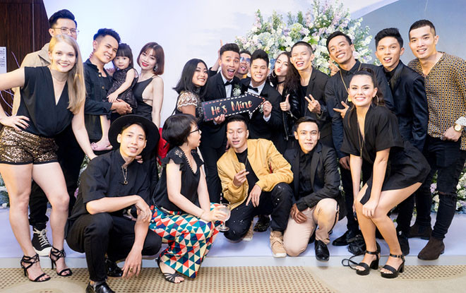 Vào tháng 12/2017, John Huy Trần và Huỳnh Nhiệm đã đăng ký kết hôn tại Canada – đây là nơi mà nam vũ công đã sinh ra, lớn lên, đồng thời cũng là đất nước thông qua luật hôn nhân đồng giới sớm nhất trên thế giới.