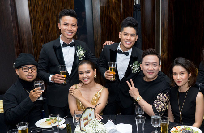 Khách mời tại buổi tiệc chủ yếu là các biên đạo, vũ công nổi tiếng trong làng múa Việt Nam, tuy nhiên, vẫn có rất đông nghệ sĩ nổi tiếng đến chung vui cùng cặp đôi này như Trấn Thành, Đức Tuấn, Mai Ngô, siêu mẫu Hà Anh,...