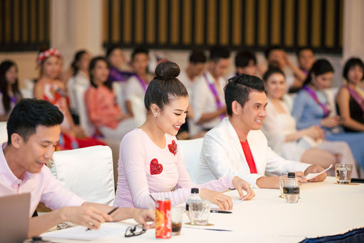 Nguyễn Thị Thành trên hàng ghế giám khảo phần thi tài năng.