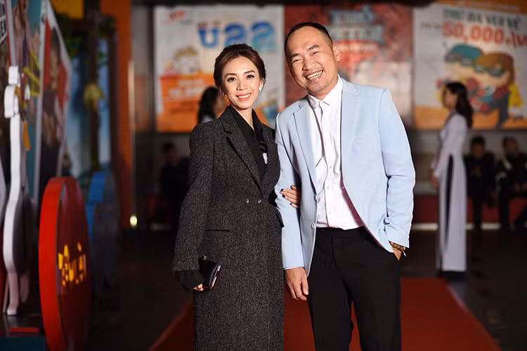 Thu Trang còn chia sẻ thêm, quay cảnh đó rất áp lực vì có vợ của Dustin Nguyễn ngồi ở Monitor xem. Tại sự kiện, diễn viên Tiến Luật cũng có mặt cùng vợ.