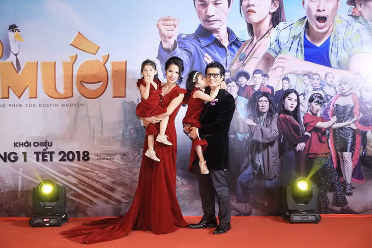 Trong buổi ra mắt phim, vợ chồng Dustin Nguyễn và BeBe Phạm còn mang theo cả hai cô con gái cưng.