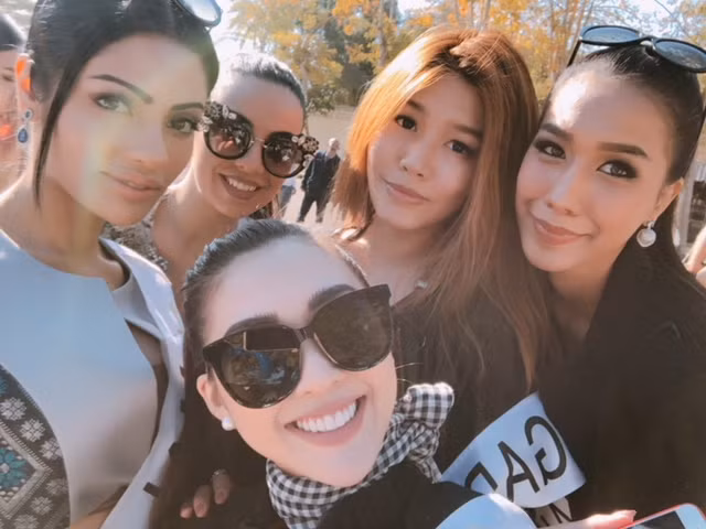 Tường Linh cũng gửi đến các người đẹp quốc tế món quà từ Việt Nam - những chiếc khăn rằn quen thuộc của người phụ nữ Nam Bộ.