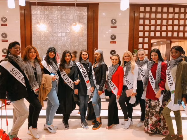 Các người đẹp thích thú với món quà của Tường Linh tại Hoa hậu Liên lục địa.