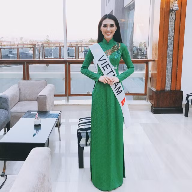 Sau những ngày đầu bị cảm sốt do thay đổi múi giờ và thời tiết thất thường, Tường Linh đã lấy lại phong độ, luôn xuất hiện rạng rỡ.