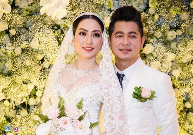 Lâm Vũ và vợ trong ngày cưới. Ảnh: Bá Ngọc.