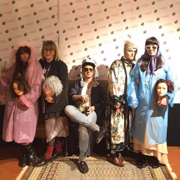 Nếu cảm thấy quá ghê rợn, đổi đầu người bằng đầu ma nơ canh cũng là một gợi ý hay. Nó còn có lợi ở chỗ, bạn còn có thể chọn màu tóc giả để đội lên nó sao cho hợp với outfit của mình nữa.