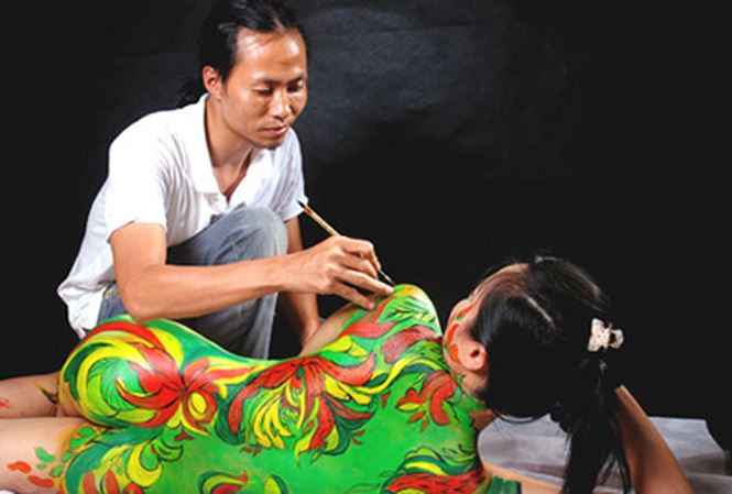 Hoạ sĩ Ngô Lực trong một lần vẽ trên mẫu nude.