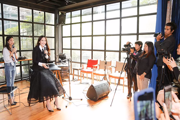 Sau khi ra mắt version Thái tại Thái Lan, dự kiến Nam Em sẽ chính thức ra mắt MV ca khúc này (version tiếng Việt) vào ngày 31/5.