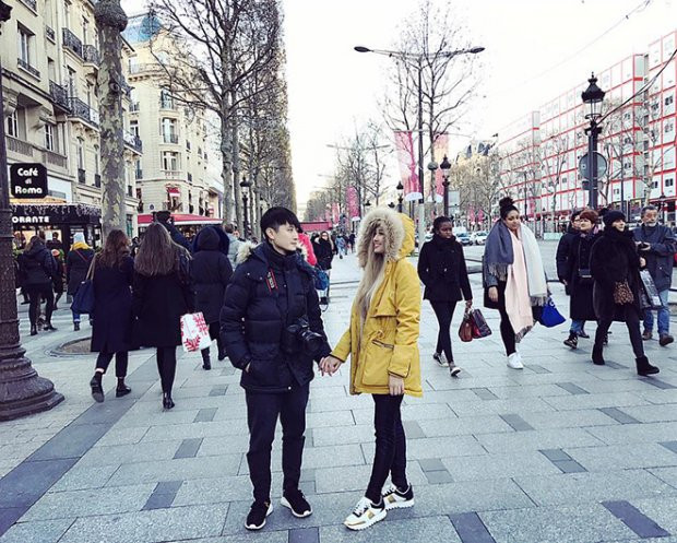 Cả hai chênh lệch nhau tới 9 tuổi. Bên cạnh đó, MC Ngọc Trang còn có 1 con trai riêng. Nhưng những điều ấy cũng không thể ngăn cản việc họ nhanh chóng gặp ”tiếng sét ái tình” khi gặp nhau. MC Ngọc Trang từng kể lại : “Tôi ly thân được 3 năm thì gặp Lin Jay (Lê Thảo Linh).