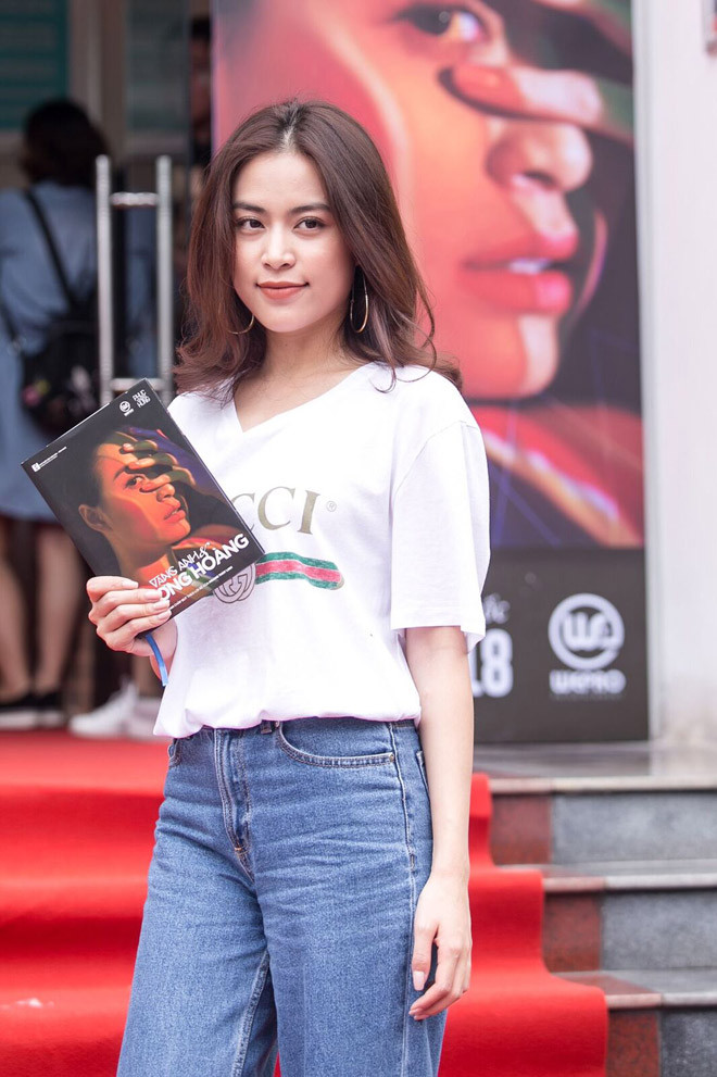 Hoàng Thùy Linh diện áo phông, quần jeans, ra mắt tự truyện tại trường cũ.