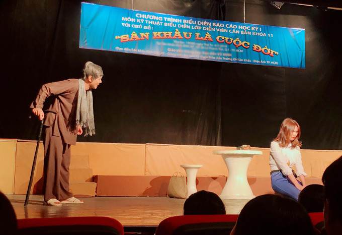 Ngọc Trinh đang theo học một khóa diễn xuất để chuẩn bị tham gia phim điện ảnh mới. Tối 4/7, cô có buổi biểu diễn báo cáo học kỳ 1 môn Kỹ thuật biểu diễn, lớp diễn viên căn bản. Người đẹp hóa thân cô gái nghèo lên Sài Gòn tìm việc nhưng bị lừa gạt, trở thành gái bán hoa trong tiểu phẩm "Con gái của ba".