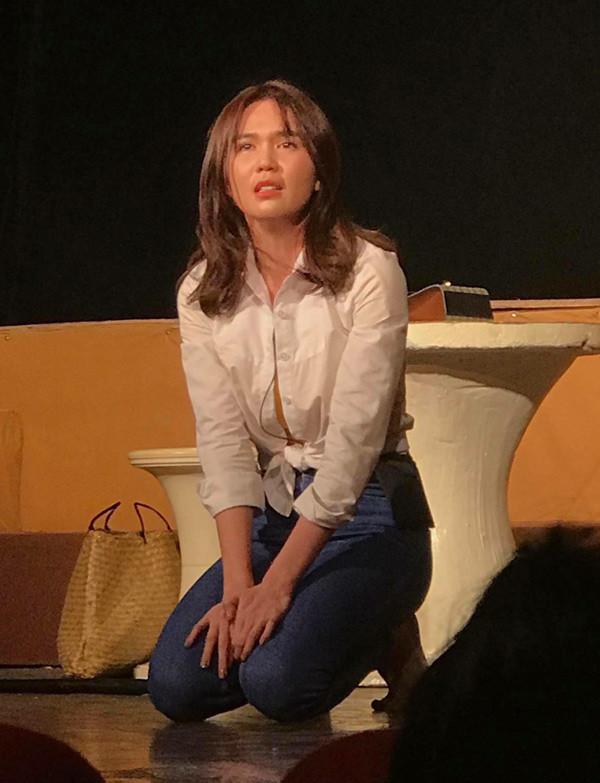 "Nữ hoàng nội y" diễn rất nhập tâm, khiến người xem xúc động. Ngọc Trinh chia sẻ, cô cảm thấy diễn kịch khó hơn đóng phim nhiều vì không có giai đoạn cắt dựng, xử lý hậu kỳ. "Tôi phải sống với cảm xúc của nhân vật, khóc thật trên sân khấu để thuyết phục khán giả", cô nói.