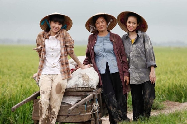 Trong phim, Ngọc Trinh đã vào vai chính mình, kể lại cuộc đời từ khi là một cô gái quê bước lên thành phố.